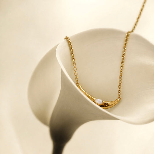Molten Pearl Curve Necklace
