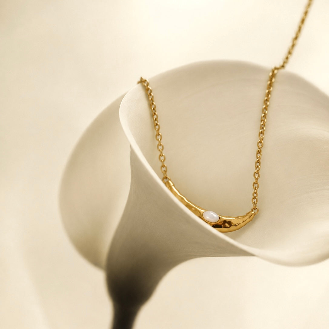 Molten Pearl Curve Necklace